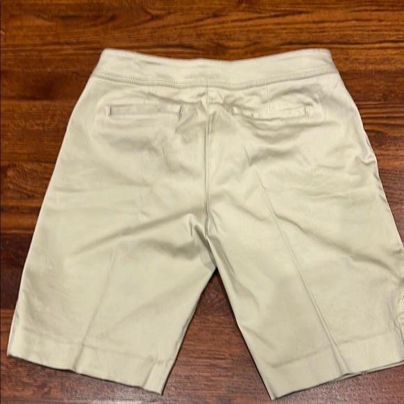 Cache tan Bermudas with Tailored Look - Picture 2 of 5